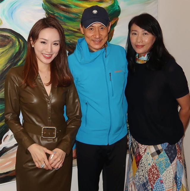 张学友|张学友17岁女儿办画展，穿露腰装破洞裤身材好