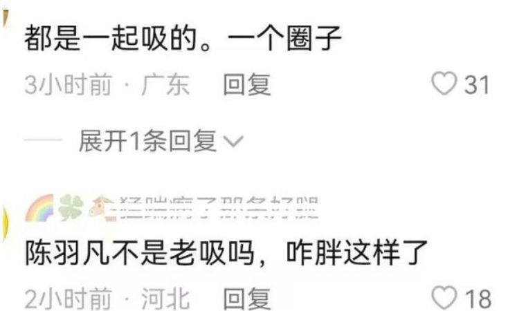 李亚鹏|51岁李亚鹏与好友聚会,与许巍同桌插不上话,单手托腮全程陪笑