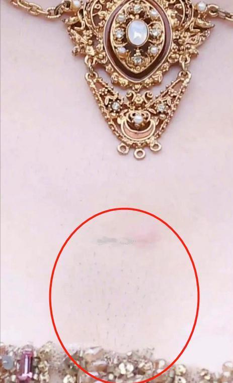 热巴因“体毛旺盛”登上热搜,做核酸被跟拍,女明星隐私何在?