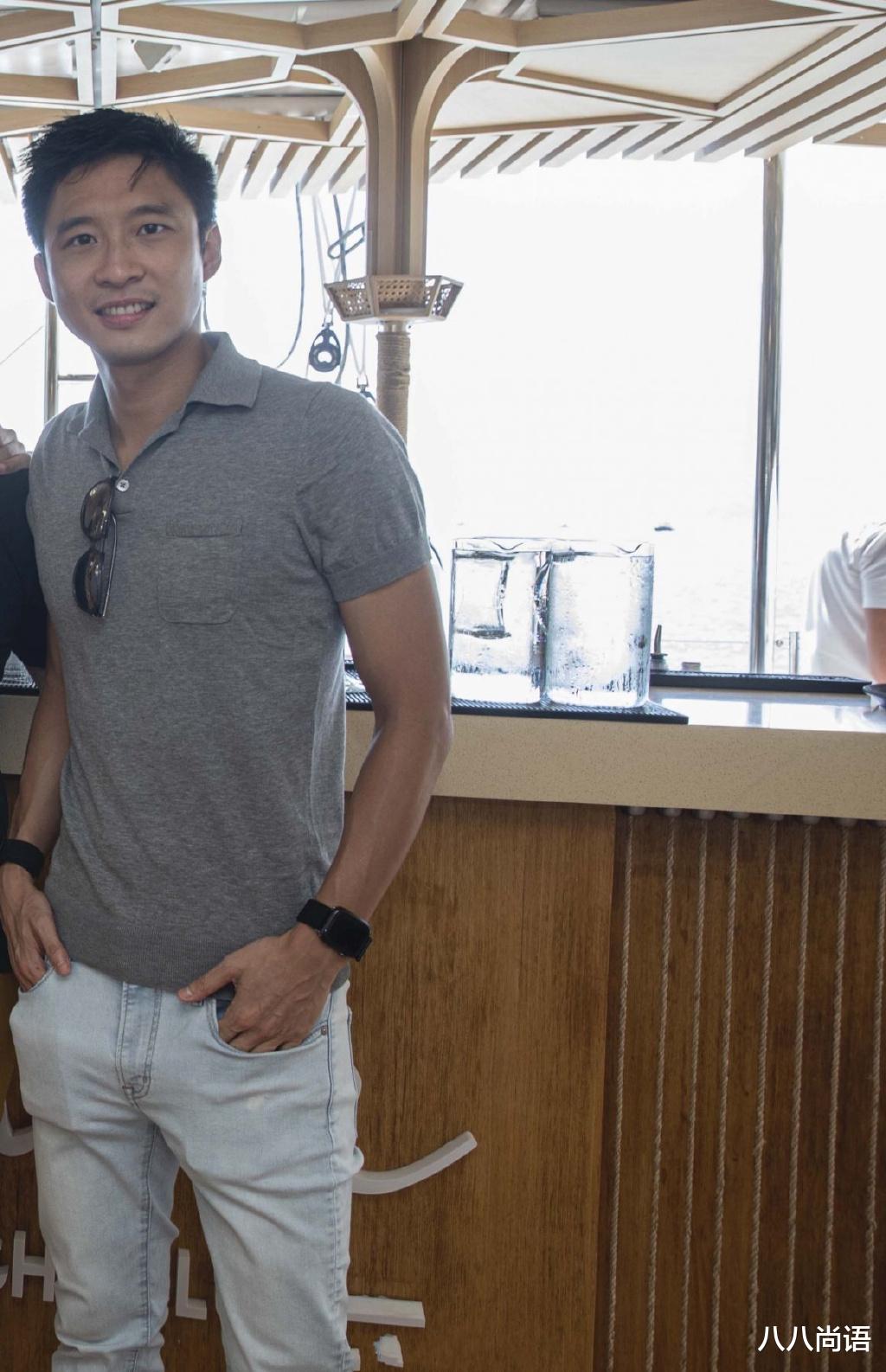 霍启山|霍启山参加豪华派对,对着美女笑容灿烂,陈可欣超级抢镜