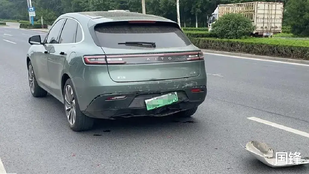 问界M5又一撞! 人送外号:陆地小坦克