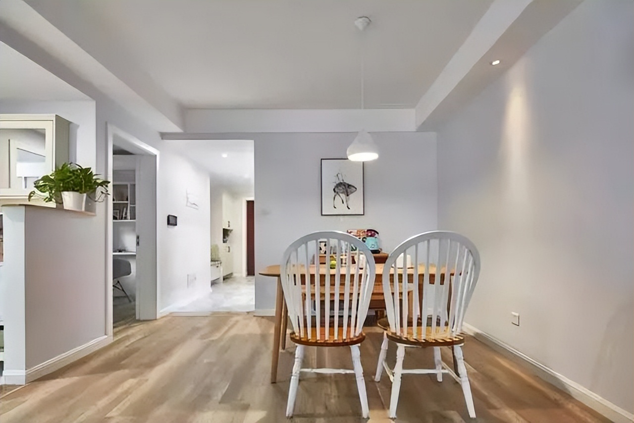 到朋友家参观，一进大门就看到一个多功能鞋柜，非常漂亮！