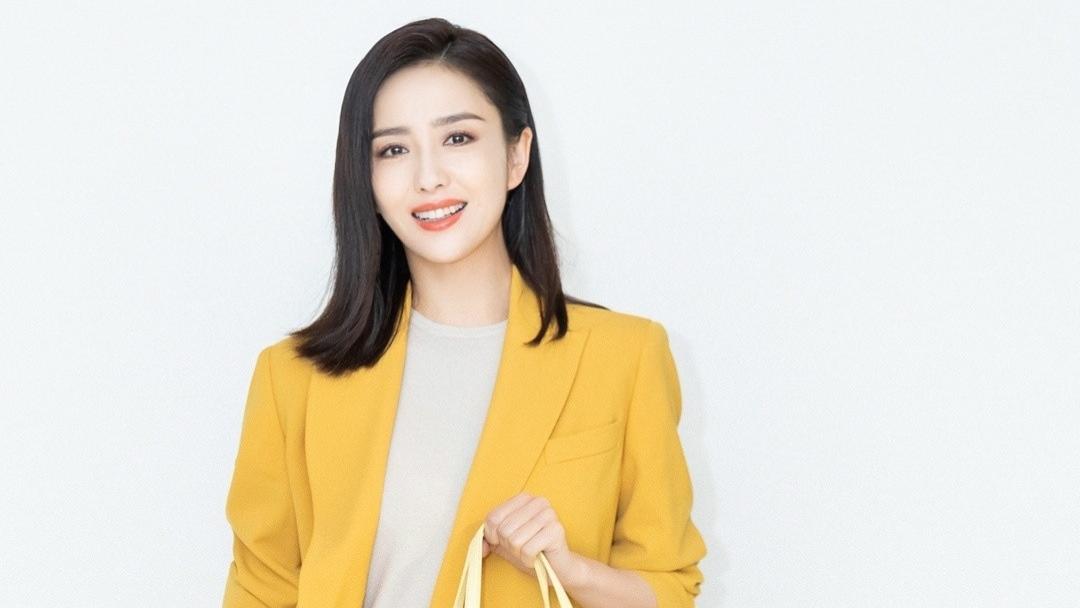 佟丽娅|佟丽娅美得让人心动，西装搭配小白裤知性又亮眼，气质超好！