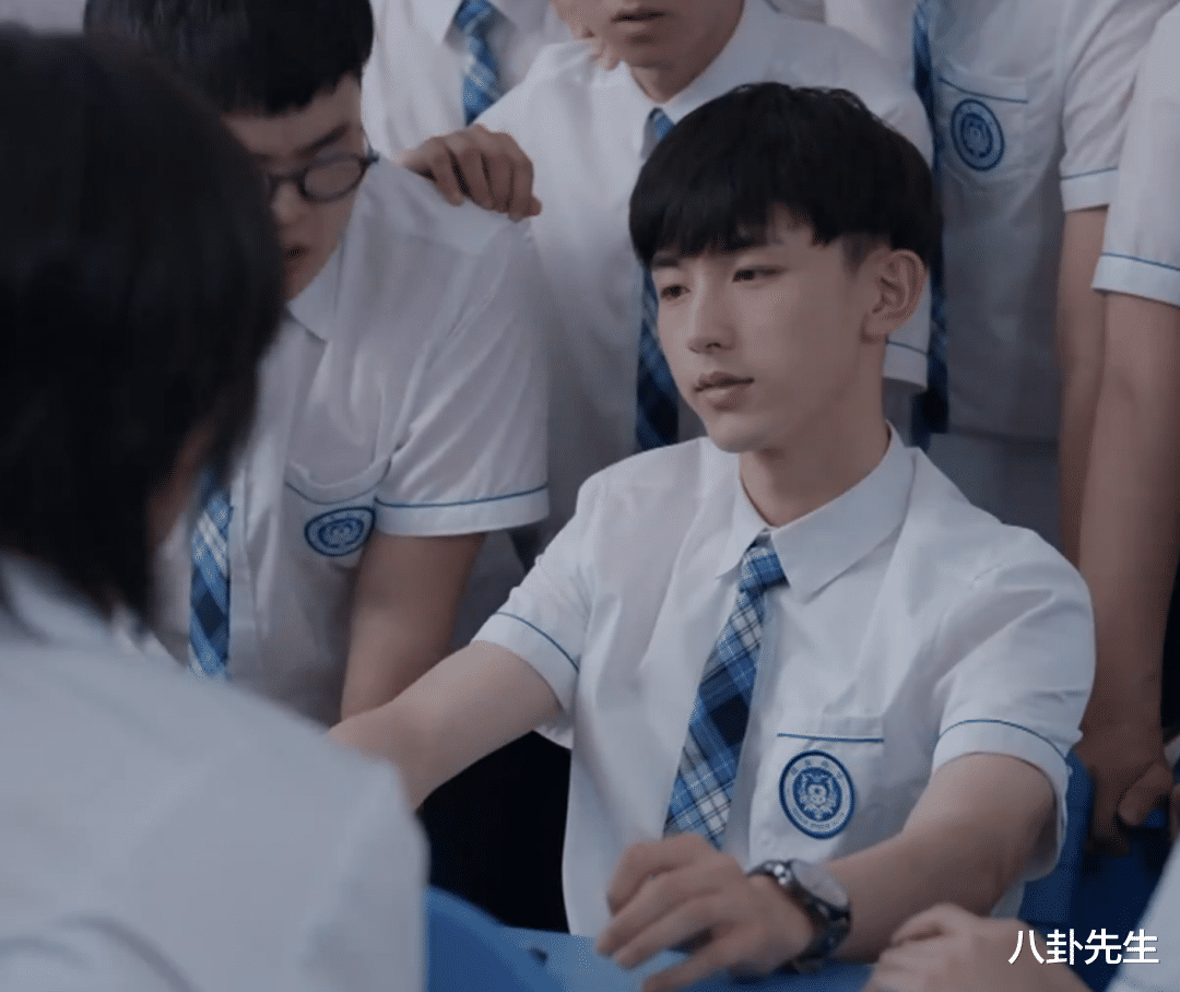 明星|年轻男星淡妆出席金鸡奖活动暴露真实颜值：有人脸肿，有人变丑