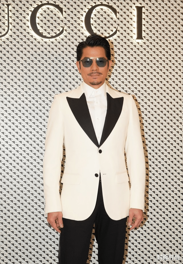 谢霆锋穿衣太高调，U领西装配印花裤复古时髦，把郭富城衬成路人