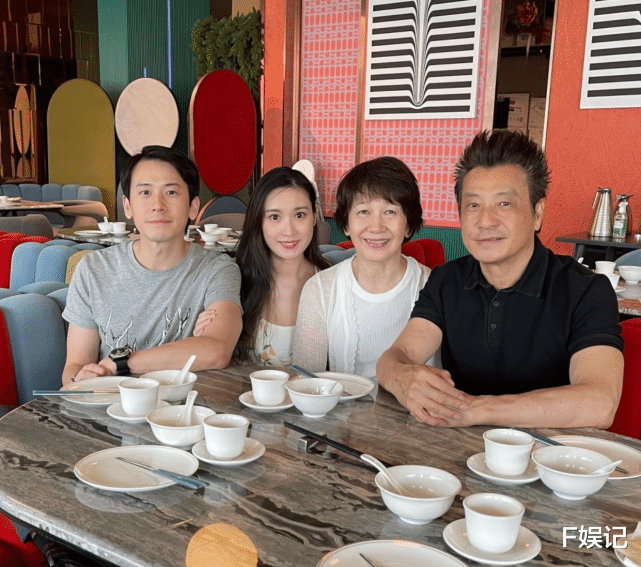 戴安娜|石修儿子陈宇琛官宣太太诞下女儿 一家三口牵手温馨合照