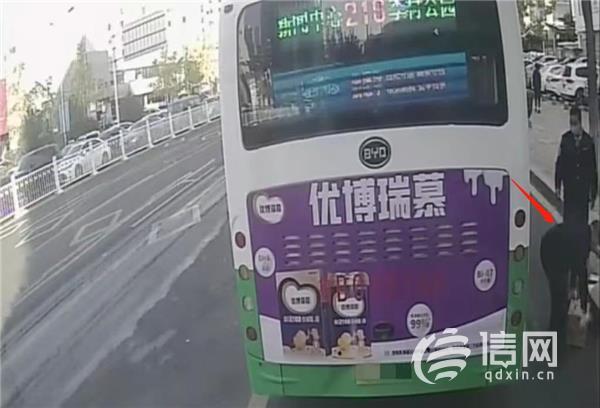 快递车意外侧翻 公交驾驶员暖心帮助快递员扶车拾件