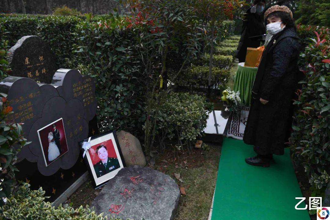 60岁失独母亲生双胞胎,12年后老伴离世,墓地紧挨着长女的墓