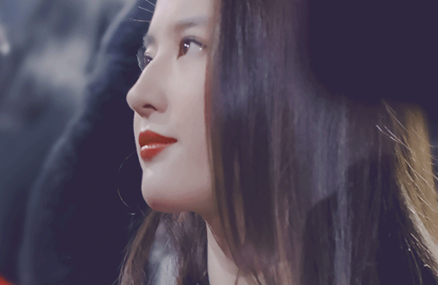 刘亦菲|刘亦菲李现路边拥抱！紧紧搂腰害羞低头脸红，刘亦菲皮肤白到发光