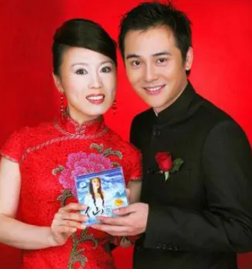 吴琼|59岁吴琼全家包游艇度假,小15岁老公穿戴奢侈品,一顶帽子近三千