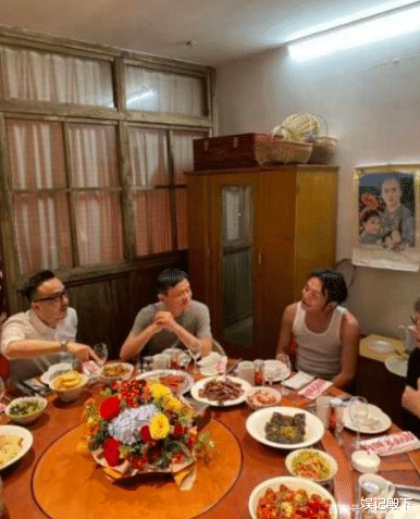 明星素颜|汪涵私下生活太惬意,打扮随性接地气,现身酒局受追捧似土皇帝!