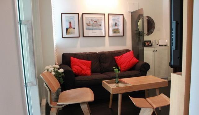 52㎡酒店公寓装修，细节都爆发能量，电视挂冰箱后面你见过吗？