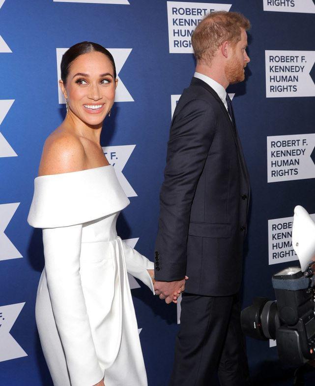 欧美明星|41岁梅根咧着大嘴去领奖,穿露肩裙跟嫂子比美,哈里甘当小跟班