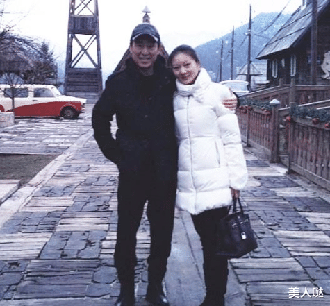 张艺谋|张艺谋真幸福!无惧零下30度携家人雪乡畅游,一家五口穿成三世同堂既视感