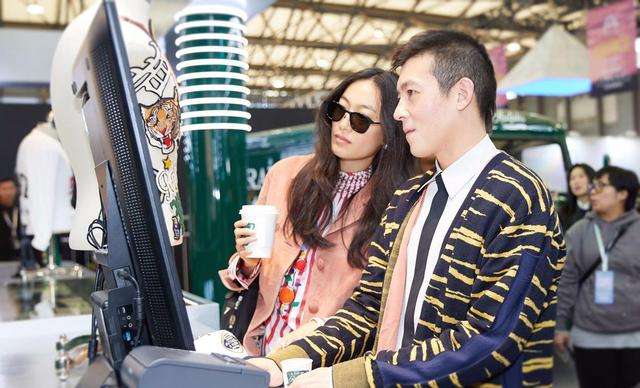 陈冠希|女网友晒与陈冠希合照！男方帅气不减当年，全家一同出游太温馨