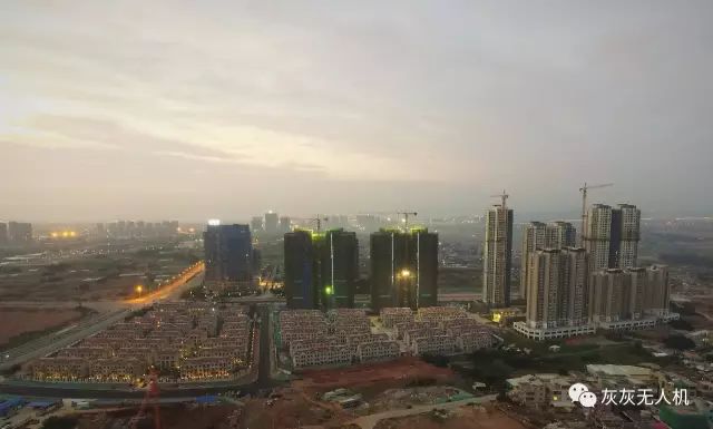 |航拍闽南渔乡欧厝村,码头可钓鱼和游泳,还可乘船出海钓鱼,赶海抓螃蟹等海鲜,村里更有美味的海鲜招待