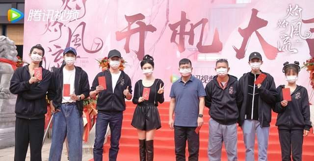 景甜|《灼灼风流》剧组合影，景甜徐海乔同框，秀造型很可爱