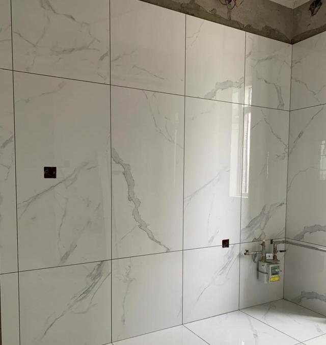 室内装修贴瓷砖，用水泥好还是瓷砖胶好？选错了，得不偿失