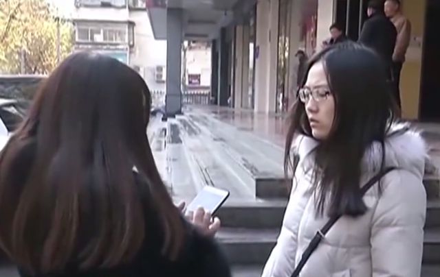 武汉女大学生检查发现银行卡余额多了31万,银行:就是你的