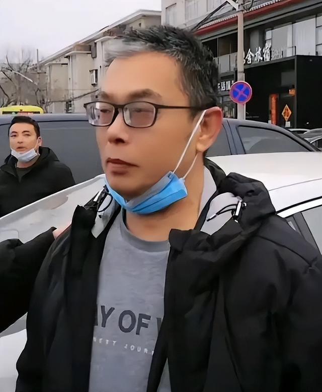 毒粉污蔑许舅舅假死,称他被提前收走是正确的,许敏只得无奈强忍