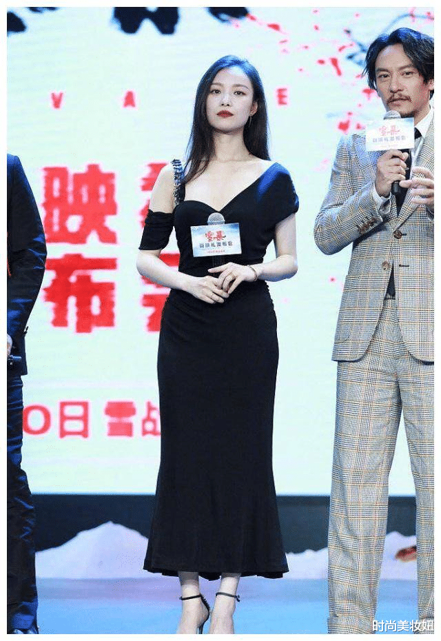 倪妮|倪妮太懂自己的优势，穿雾霾蓝西装秀长腿，三七比例好完美