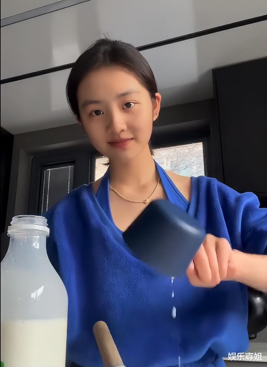 黄忆慈|黄多多分享做泡芙的视频，身穿挂脖蓝衣，娴静温婉，气韵柔和