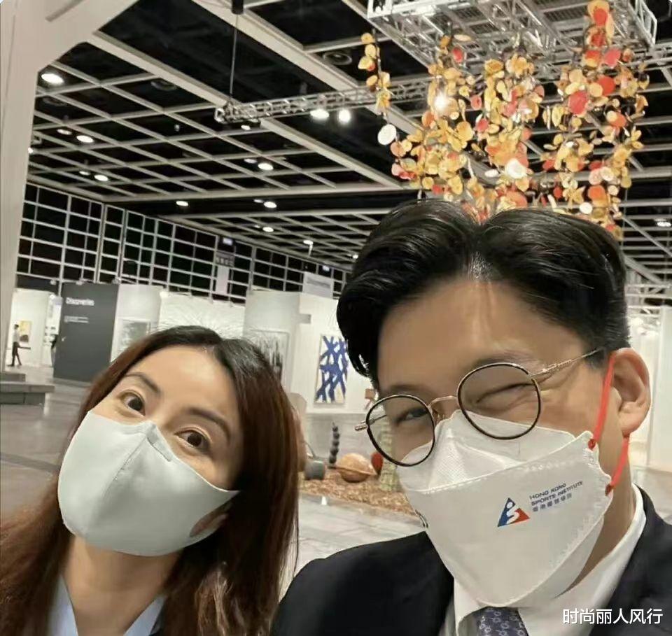 郭晶晶霍启刚穿西装出席颁奖礼，夫妻携手亮相，比明星穿得更正式