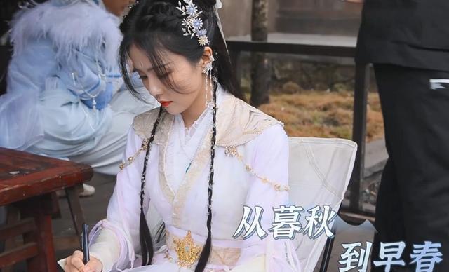 白梦妍|《长月烬明》白鹿带娃很有爱，白衣造型漂亮，和罗云熙同框好甜！