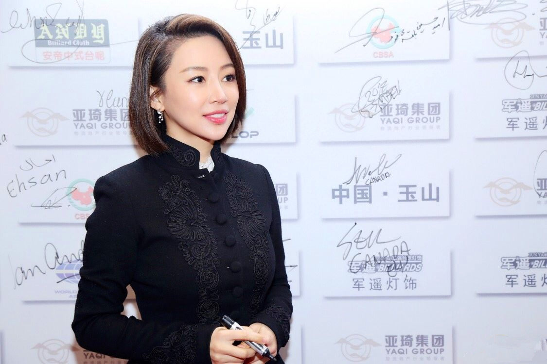 潘晓婷|潘晓婷晒自拍，五官精致疑似整容，40岁至今单身，择偶标准很严格