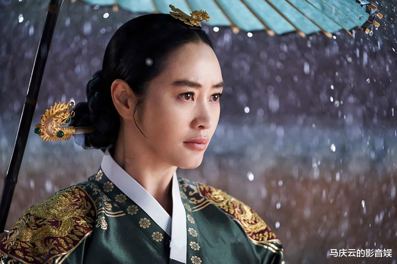王后伞下|《王后伞下》首播，金惠秀金海淑主演，鸡妈和鸡娃版“甄嬛传”