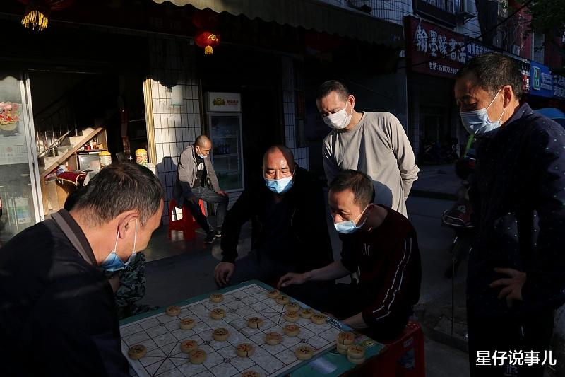 象棋|在路边摆“象棋残局”赚钱的人，不怕遇到象棋高手吗？