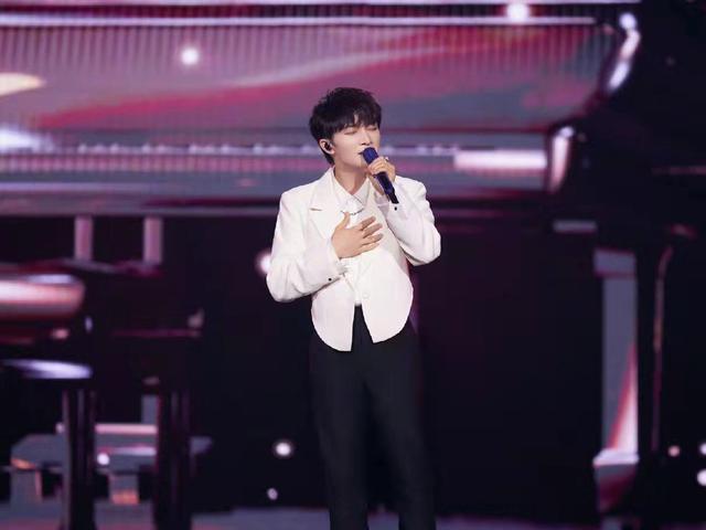 周深|周深一口气拿下15个TOP1，2021新歌收听人数突破1亿