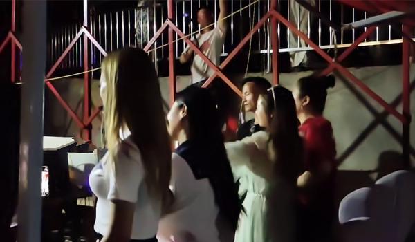 拉面哥现状：面摊升级开张，装修精致像农家院，被嘲人气不如当初