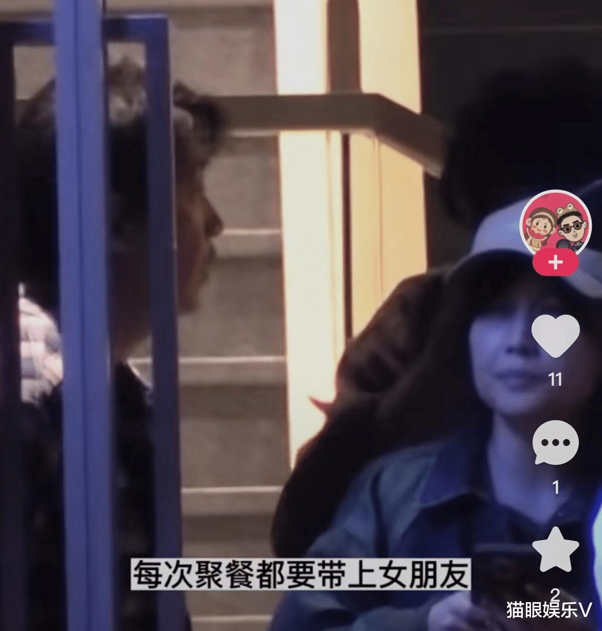 潘粤明|潘粤明带女友外出聚餐,两人打扮低调接地气,形影不离太恩爱