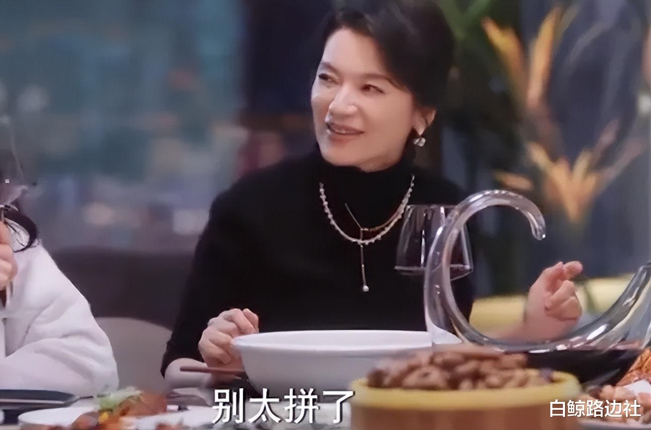 黛绮丝|54岁金花婆婆曝近照！打扮时尚颜值仍在线，脸部歪斜不对称引热议