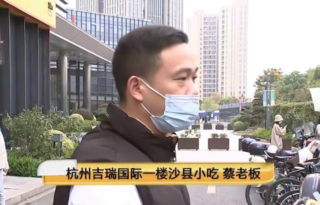 小伙吃小吃发现蟑螂,要求店家赔偿,老板却质疑他是敲诈!