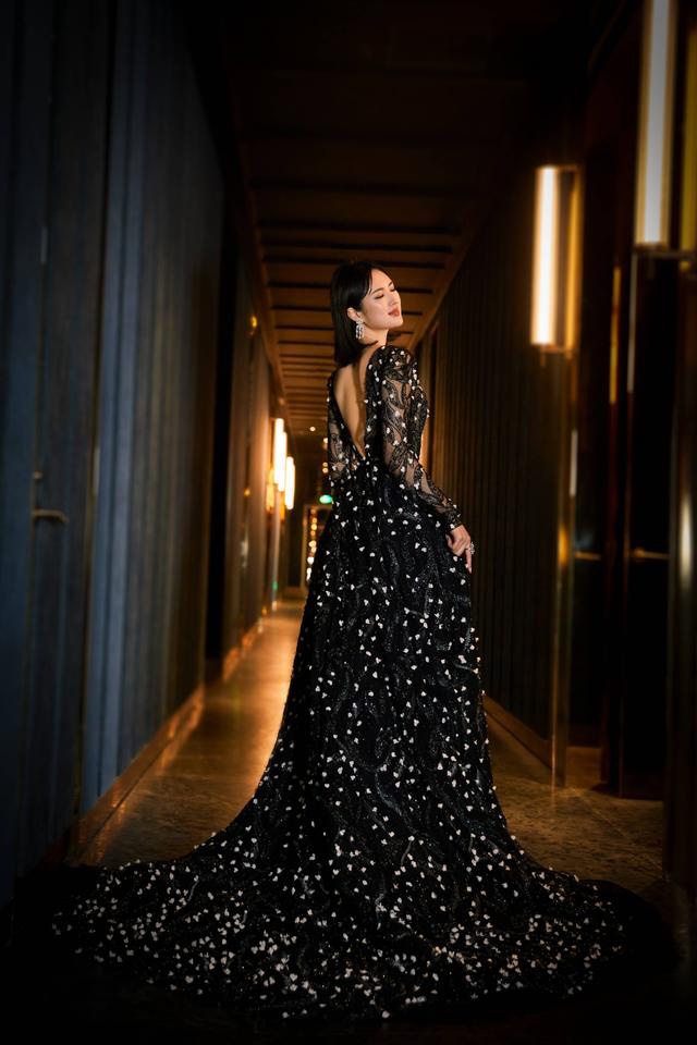 孟晚舟|华为小公主越来越漂亮,深V露背裙美艳迷人,与姐姐孟晚舟差别大