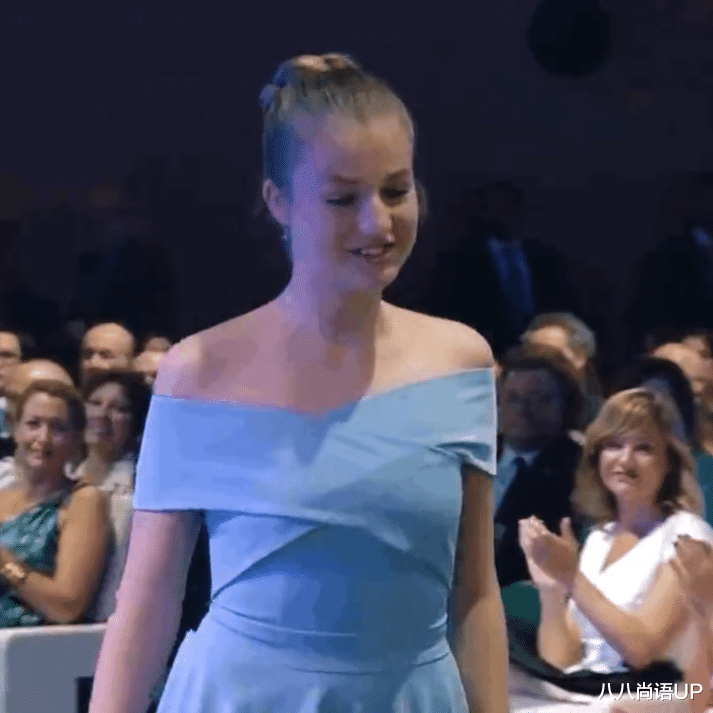 17岁女王储终于高调！大V领一字肩礼服裙清纯又惊艳，妹妹成陪衬