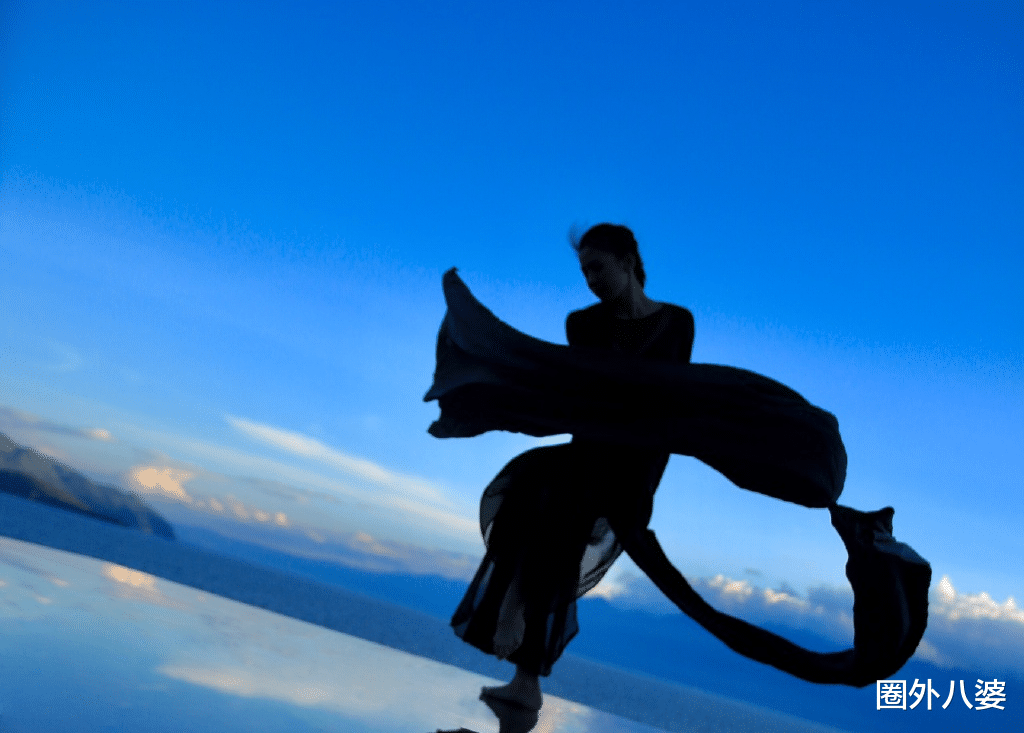 幻灭|碾压内娱的“国宝级绝世舞姬”,上综艺后一秒幻灭,网友:头先着地的仙女