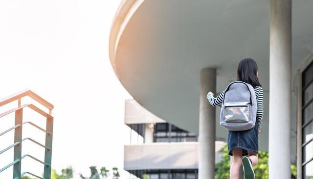 男子助学捐款100万,学校保安不让进,这两个人都很“轴”吗?