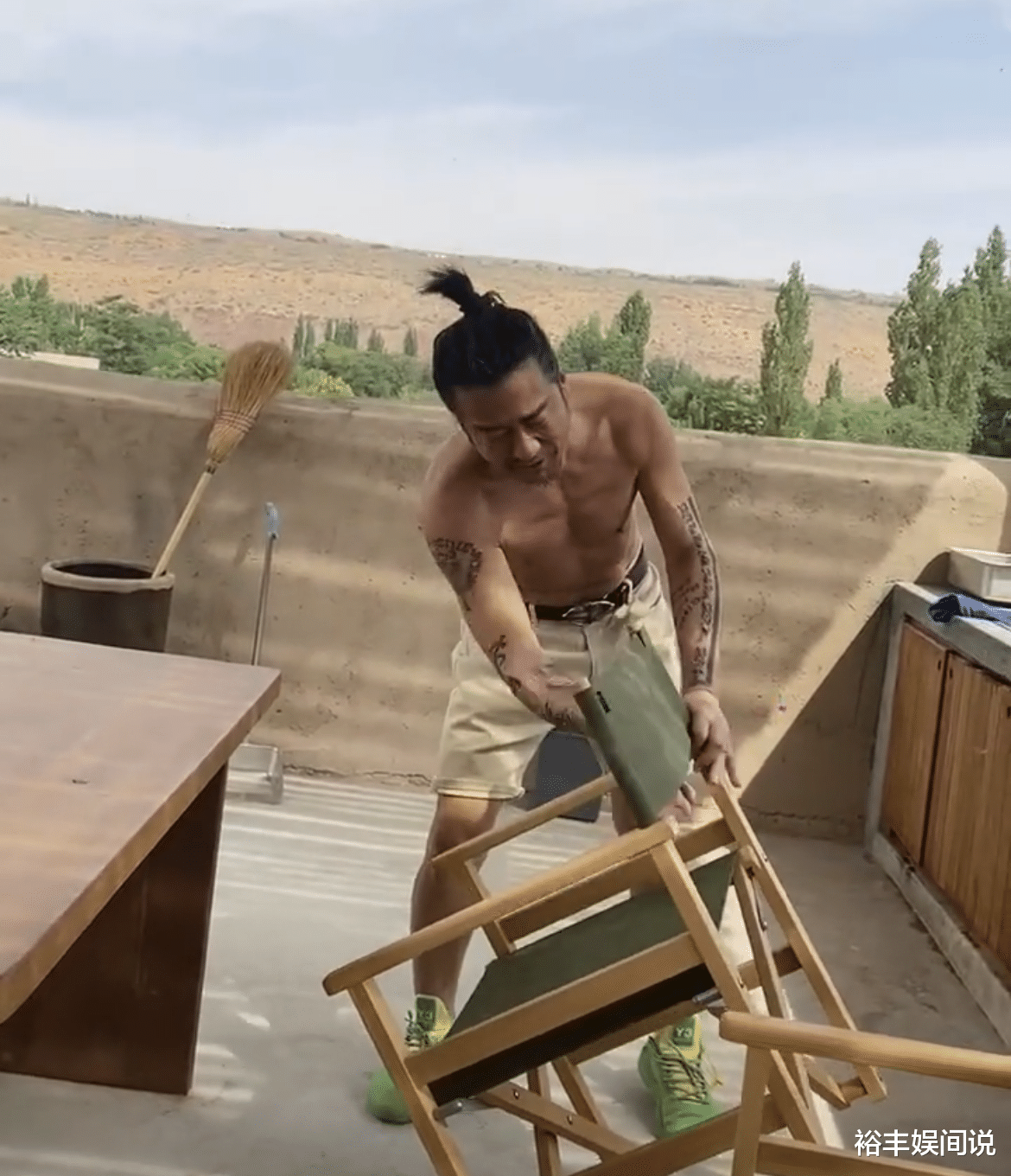 聚餐|孙兴与“西北鼓王”聚餐!边弹边唱好潇洒,喝50元一瓶的米酒