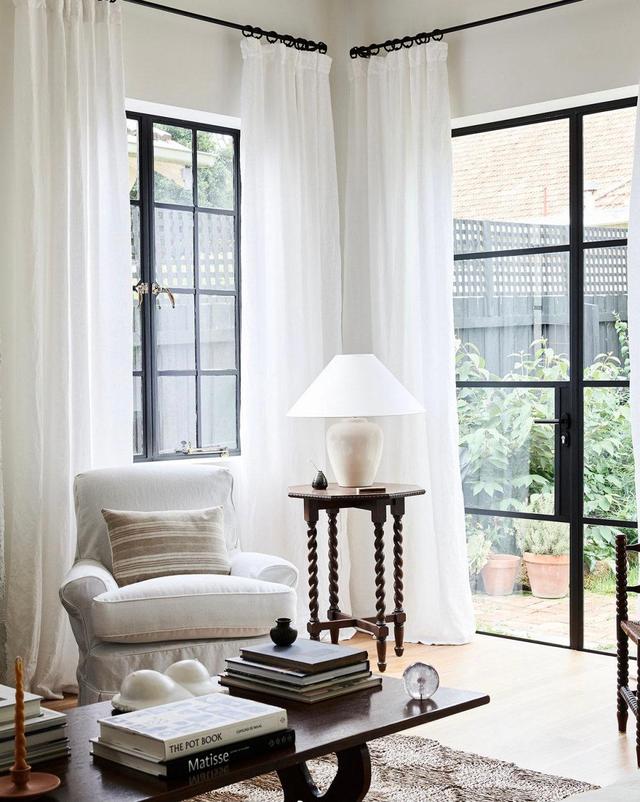 梦幻怀旧的一家四口之家，白色调与老式家具，也可以很复古！