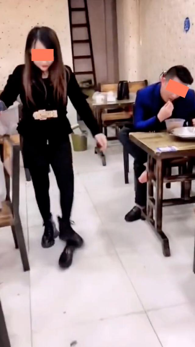 男子在餐厅内脱鞋,一女子看不惯他的行为,把他的鞋子踢到店外