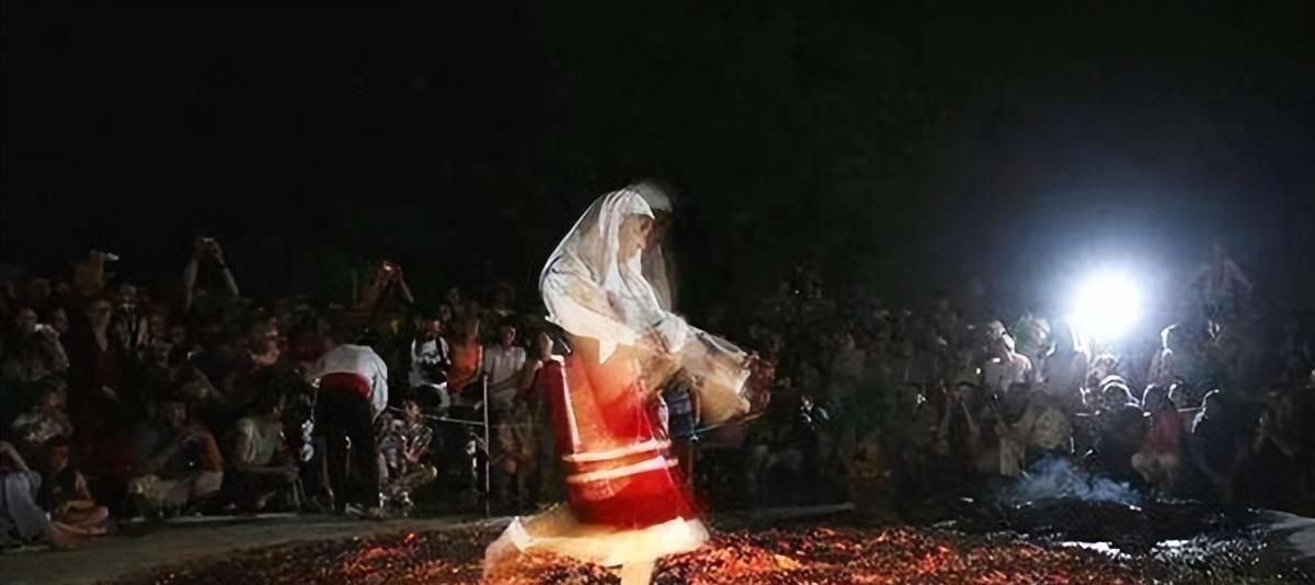 为何有人敢徒手接触铁水?搞懂莱顿弗罗斯特效应,其实你也可以