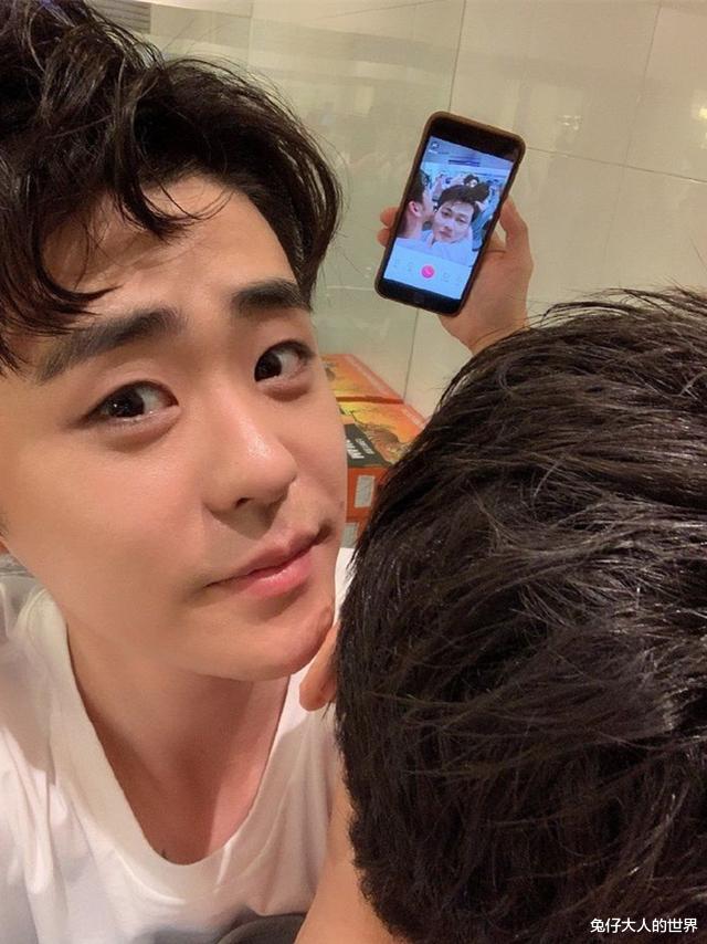 张云雷|德云社张云雷晒自拍照，调皮的话语引发热议，网友：辫哥哥真宠粉