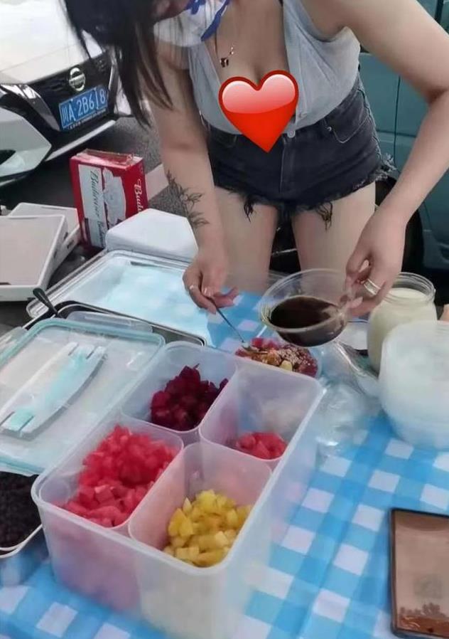 成都女子街头卖冰粉,打扮清凉成焦点