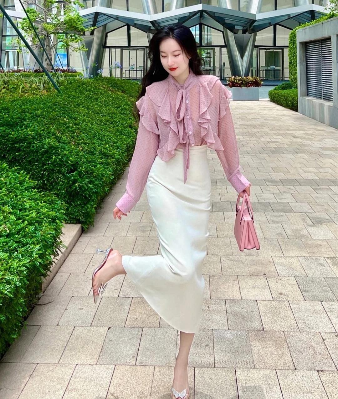 27岁女孩穿出打工人的体面，每天打扮美美的公司楼下自拍