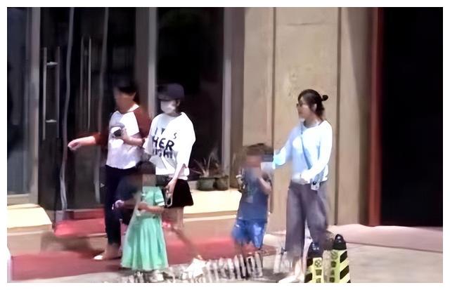 张雨绮|张雨绮带龙凤胎用餐，饭后将俩娃给保姆照顾，自己跟疑似新欢离开