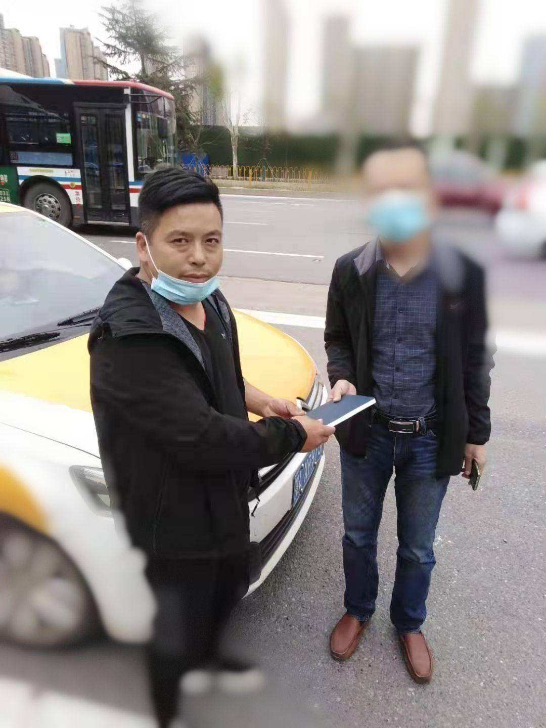 河北石家庄,一出租车司机男子捡到一手机,与失主约定以100元作为路费