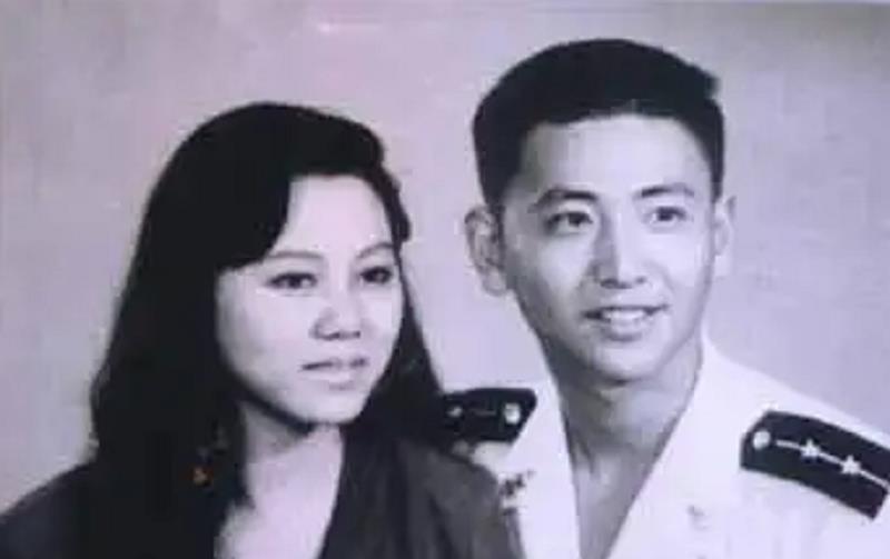 驾驶|王伟的遗孀阮国琴近况如何?上校军衔至今未再嫁,坚信丈夫会回来